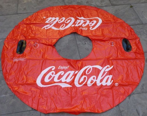 02551-3 € 12,50 coca cola opblaasbare band doornsee 140cm.jpeg